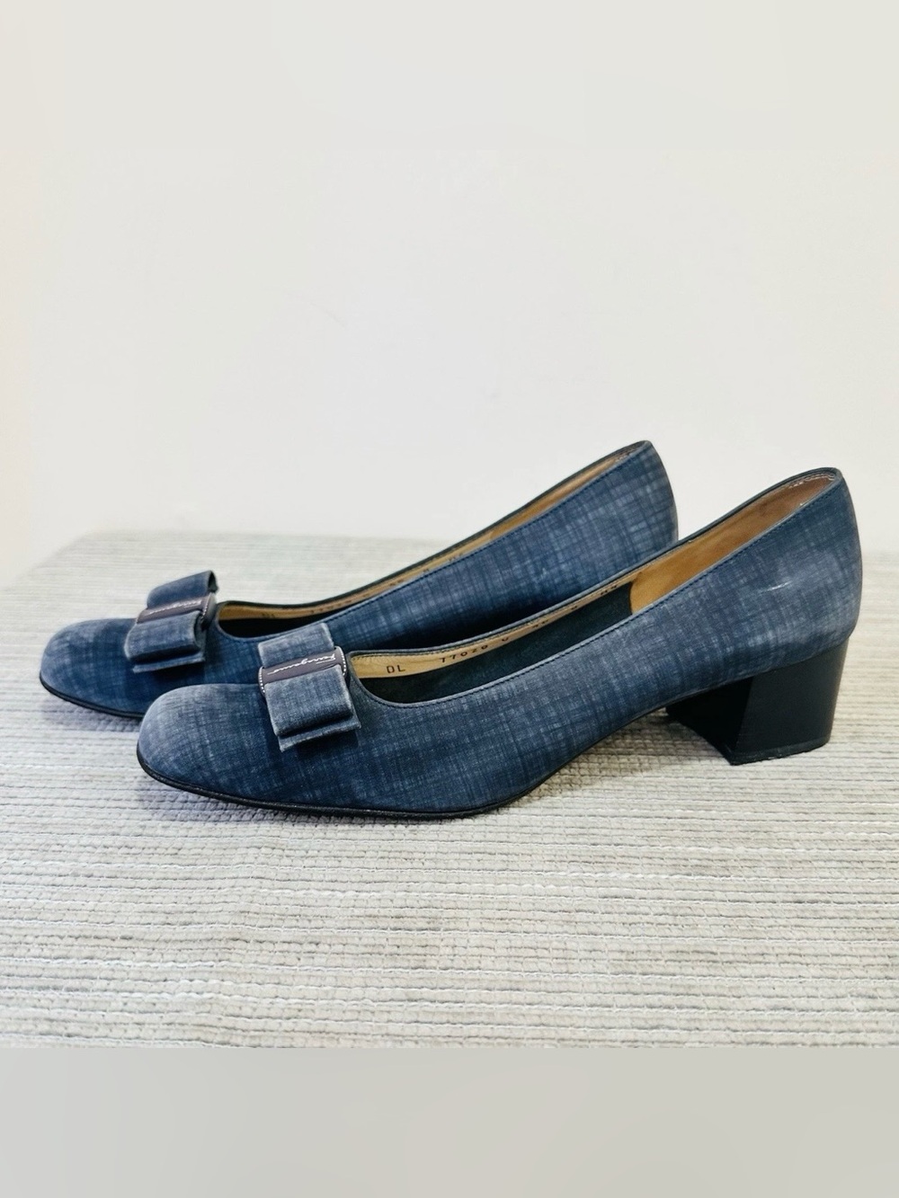 Salvatore Ferragamo Vara Denim Fabric Pumps Blue Bow Block Heel Shoes Size 8 4A - Picture 2 of 11